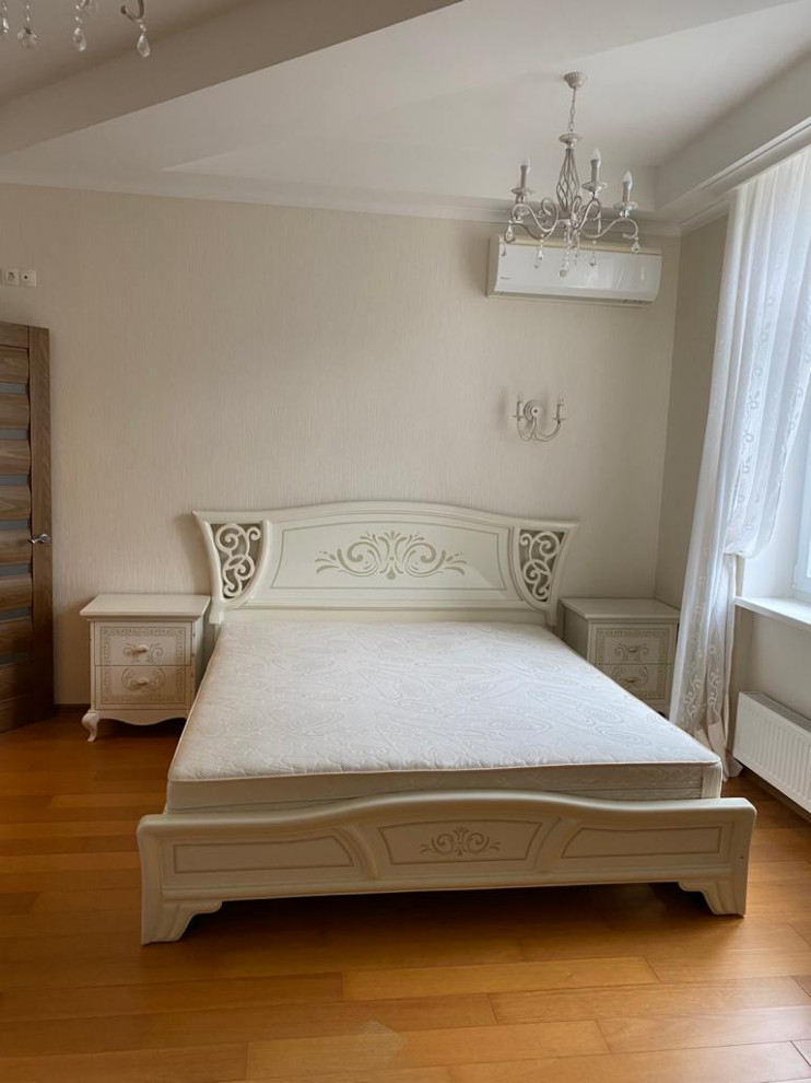 Exemple d'une chambre d'amis blanche et bois tendance de taille moyenne avec un mur beige, un sol en bois brun, poutres apparentes et du papier peint.