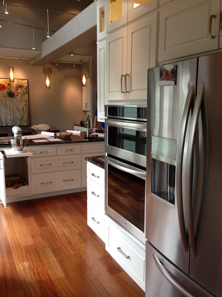 Transitional kitchen photo in Omaha