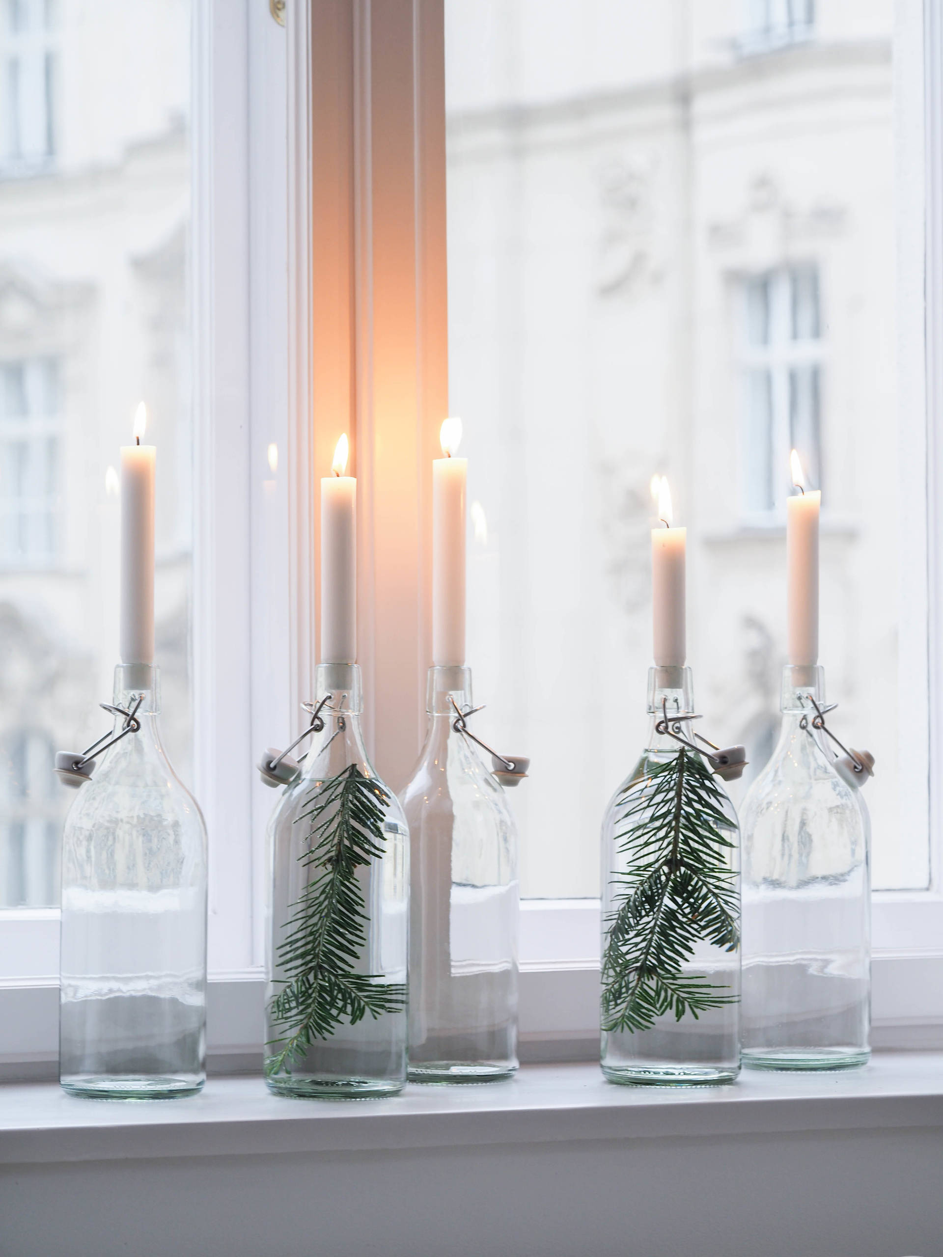 13 Ideen, wie Sie die Fensterbank weihnachtlich dekorieren