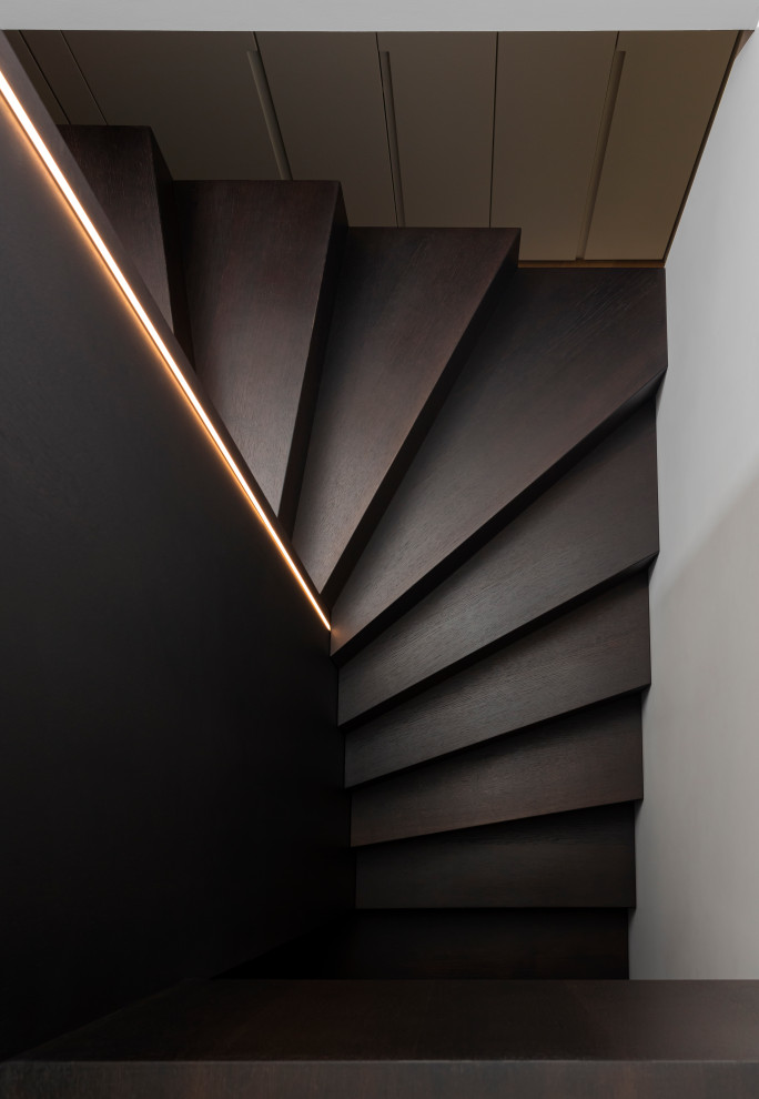Свежая идея для дизайна: п-образная деревянная лестница среднего размера в современном стиле с деревянными ступенями, деревянными перилами и деревянными стенами - отличное фото интерьера