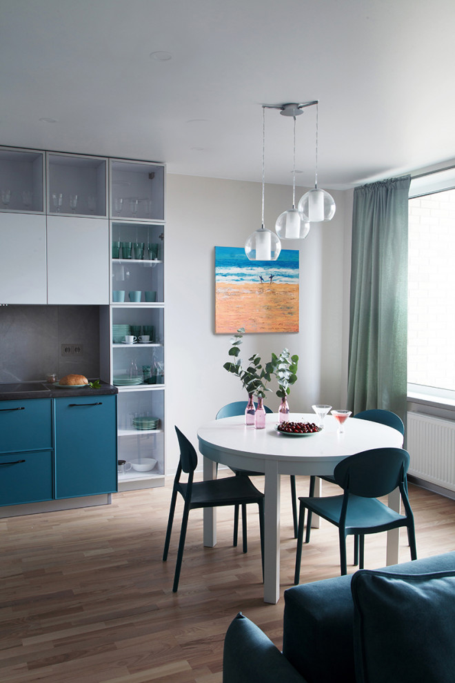 Kleine Skandinavische Wohnküche mit beiger Wandfarbe und beigem Boden in Sonstige