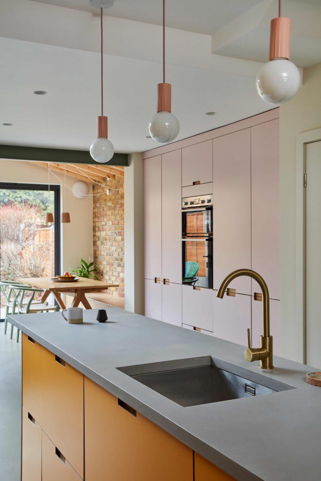 Aménagement d'une cuisine contemporaine avec un évier encastré, un placard à porte plane, des portes de placard rose, un plan de travail en béton, une crédence blanche, une crédence en céramique, un sol en linoléum, îlot, un sol vert, un plan de travail gris et un plafond en lambris de bois.