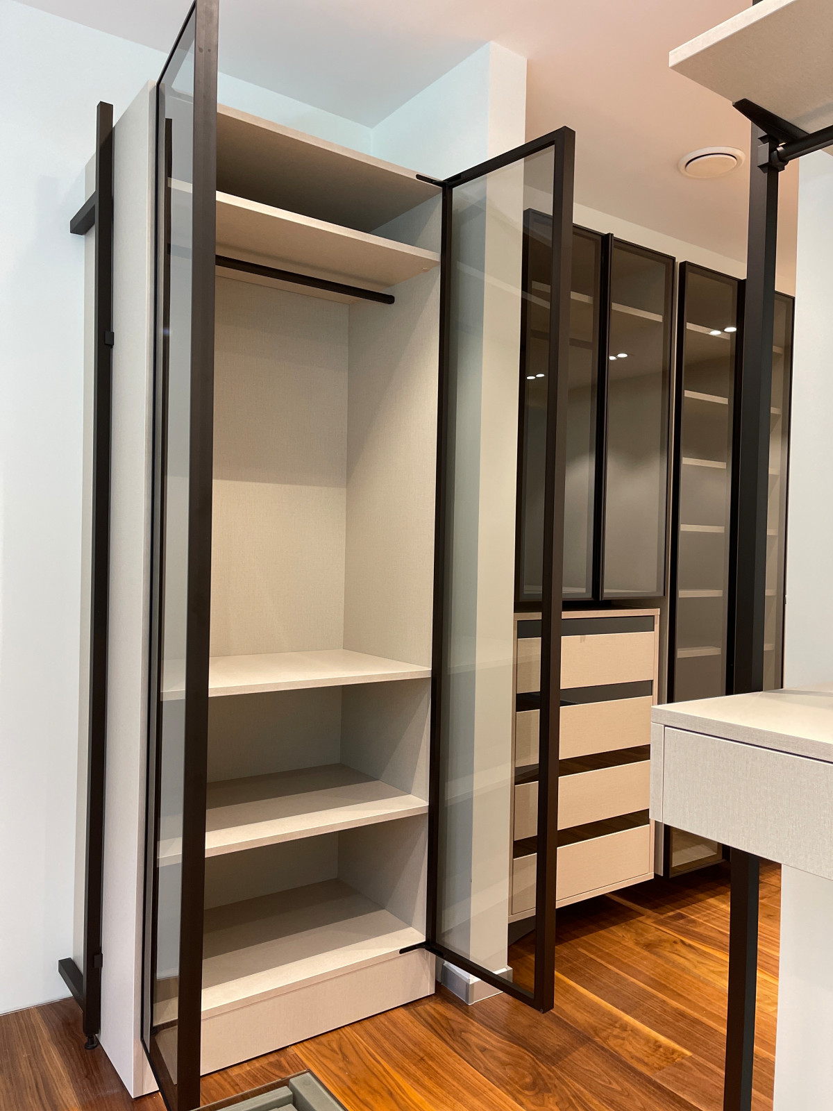 Распашной шкаф с системой RPE raumplus и Гардеробная система UNO raumplus