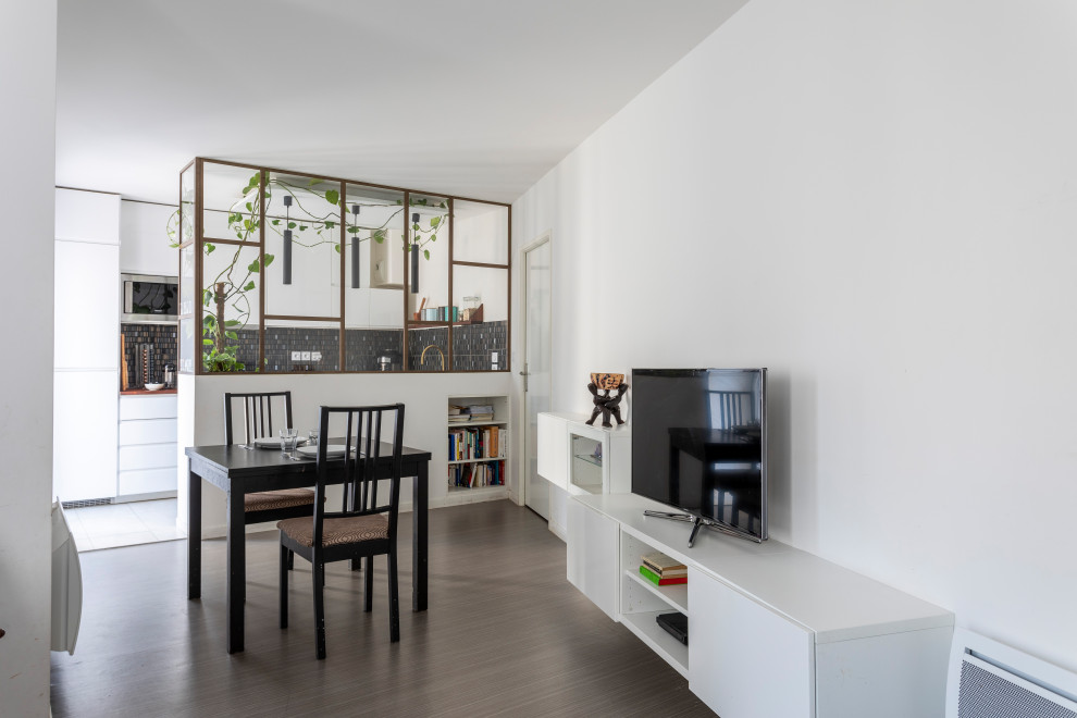 Пример оригинального дизайна: маленькая гостиная-столовая в современном стиле с белыми стенами, полом из линолеума и серым полом для на участке и в саду