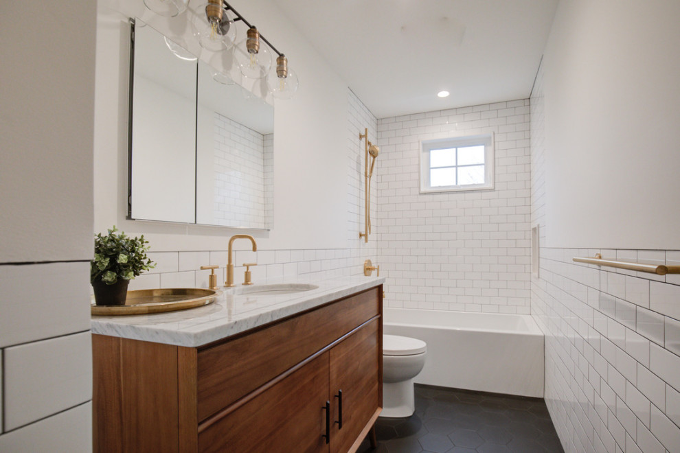 Пример оригинального дизайна: детская ванная комната среднего размера в стиле ретро с плоскими фасадами, коричневыми фасадами, ванной в нише, душем над ванной, раздельным унитазом, белой плиткой, керамической плиткой, белыми стенами, полом из керамической плитки, врезной раковиной, мраморной столешницей, черным полом, шторкой для ванной, разноцветной столешницей, тумбой под одну раковину и напольной тумбой