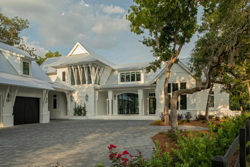 Пример оригинального дизайна: большой, двухэтажный, белый частный загородный дом в стиле неоклассика (современная классика) с облицовкой из крашеного кирпича, двускатной крышей, металлической крышей и серой крышей