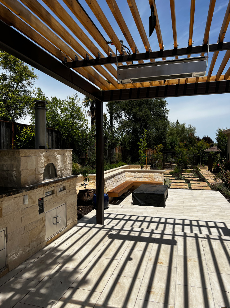 Ejemplo de patio mediterráneo grande en patio trasero con cocina exterior y pérgola