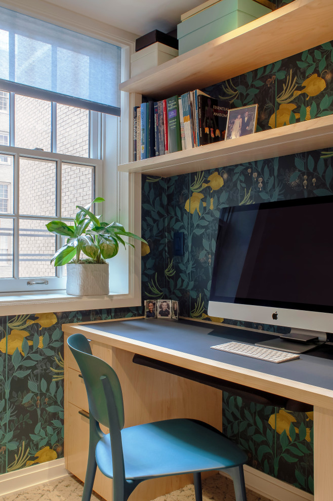 Diseño de despacho actual pequeño con paredes azules, moqueta, escritorio empotrado, vigas vistas y papel pintado