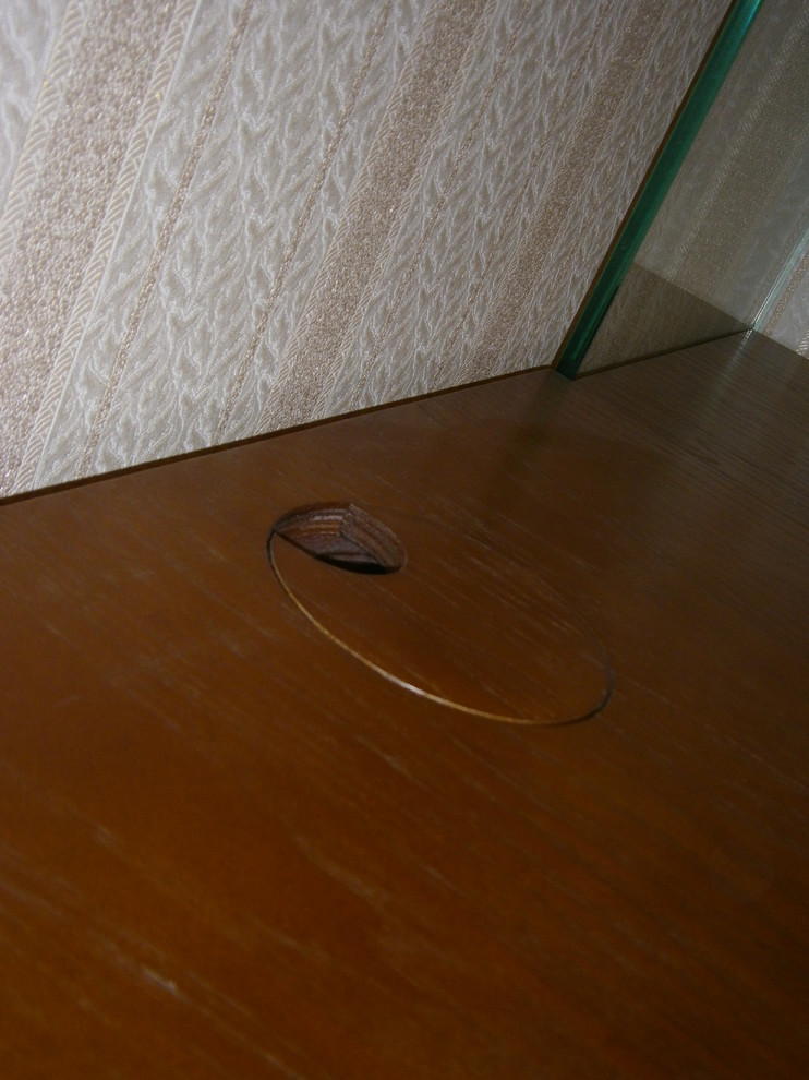 Стол парящий в воздухе.