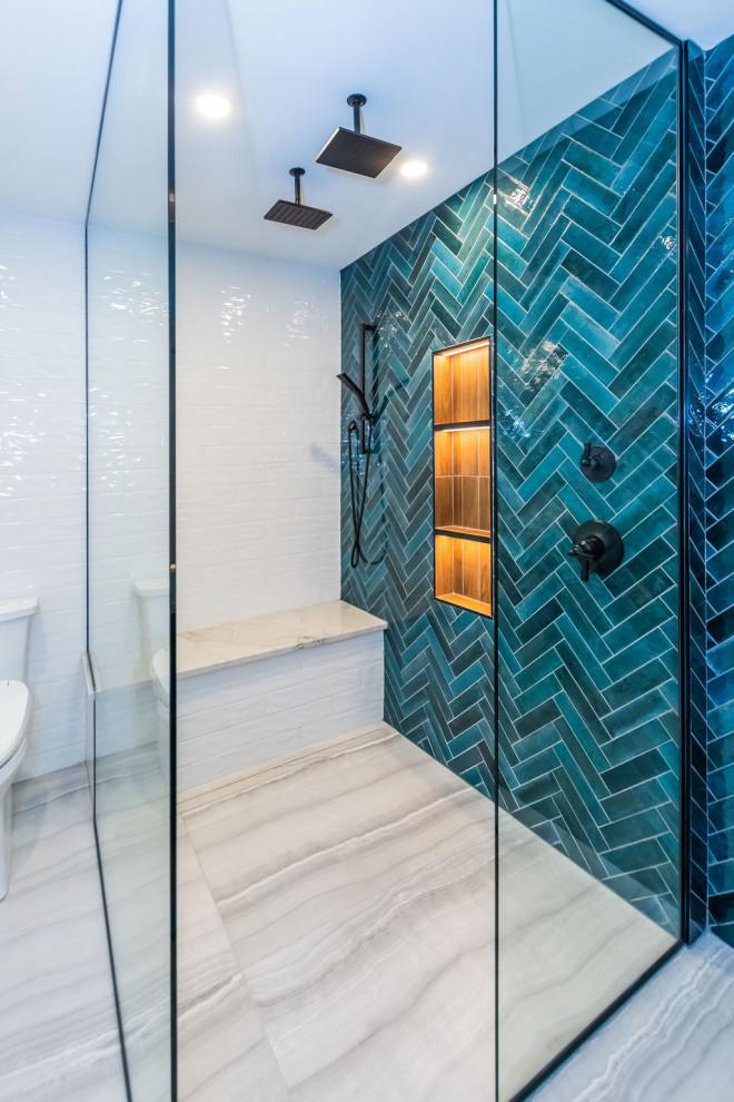 Идея дизайна: ванная комната в современном стиле с плоскими фасадами, черными фасадами, открытым душем, синей плиткой, керамогранитной плиткой, полом из керамогранита, врезной раковиной, серым полом, открытым душем, сиденьем для душа, тумбой под две раковины и подвесной тумбой