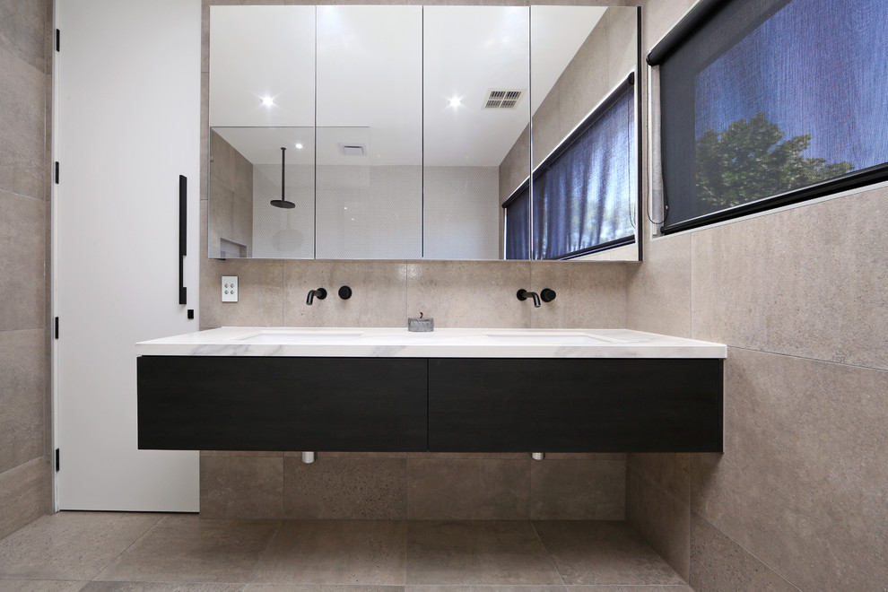This is an example of a modern bathroom in Melbourne.