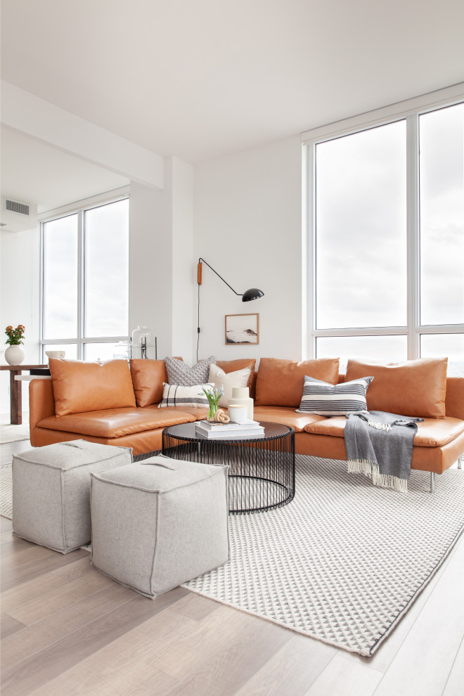 Idée de décoration pour un salon minimaliste de taille moyenne et ouvert avec un mur blanc, sol en stratifié, aucune cheminée, un téléviseur indépendant et un sol marron.