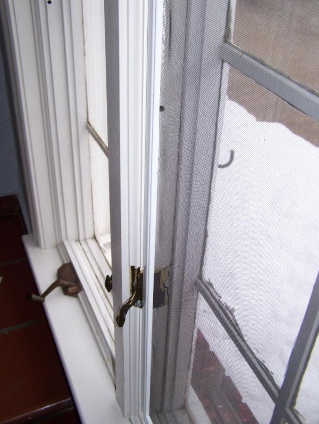 Older casement windowsinsect screen attachment?