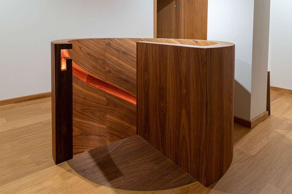 Стильный дизайн: винтовая деревянная лестница в стиле ретро с стеклянными ступенями и деревянными перилами - последний тренд