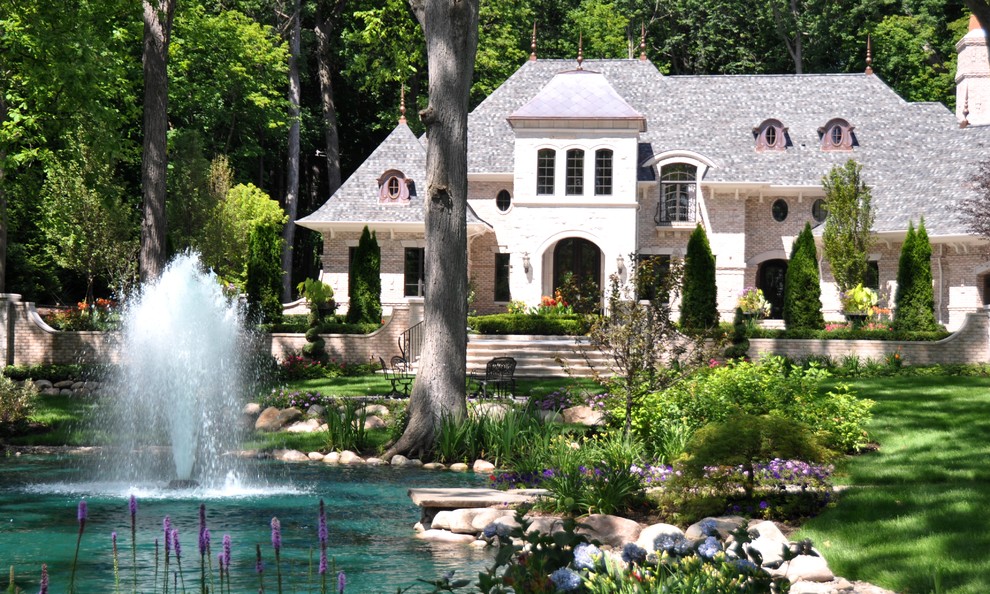 Residential Front Yard Water Feature Fountain in Pond - Modern