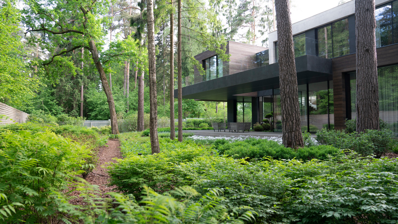 В гармонии с лесом. Модернистский сад. КП Новоуспенский 2020 г