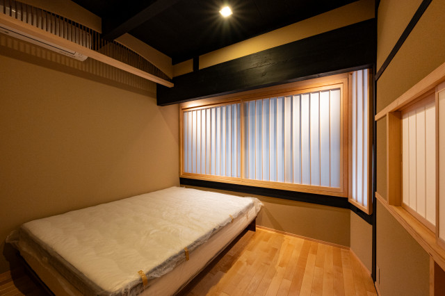 烏丸五条に佇むゲストハウス japanisch-modern-schlafzimmer