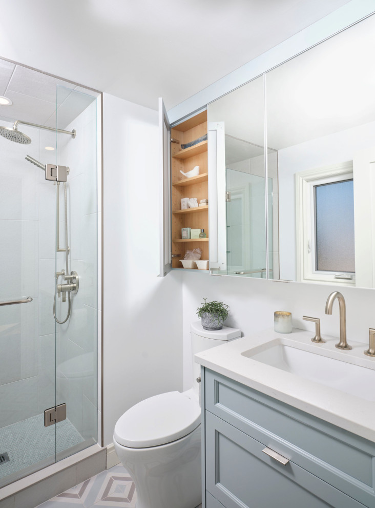 Small transitional home design photo