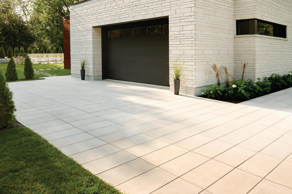 Design ideas for a mid-sized modern front yard driveway in Montreal.