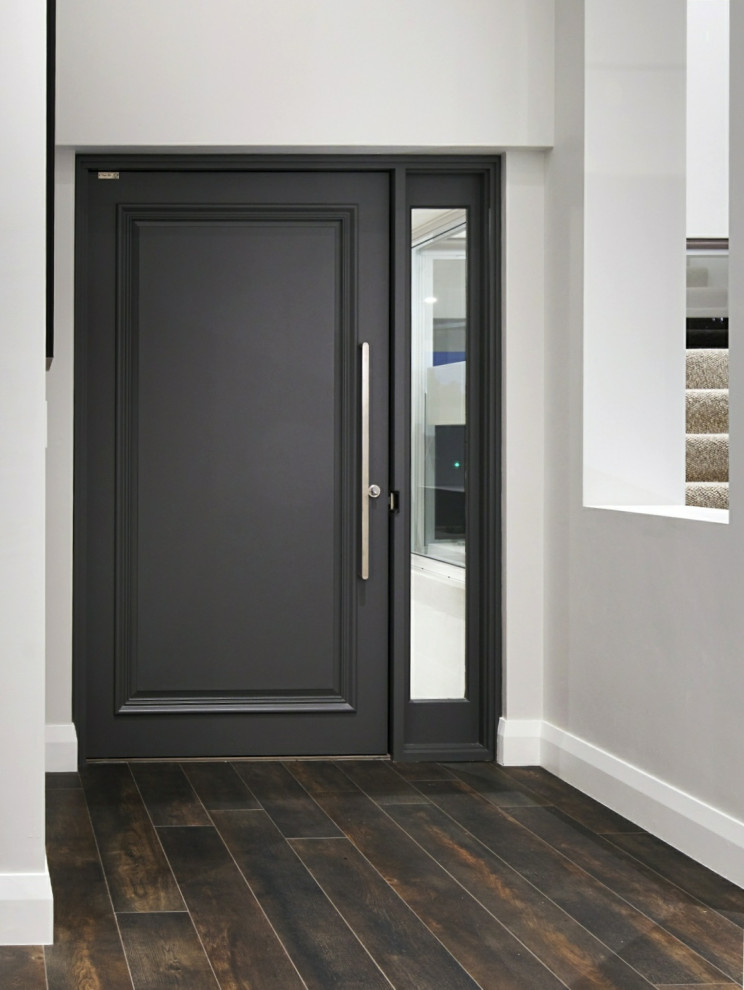Стильный дизайн: входная дверь в современном стиле с поворотной входной дверью - последний тренд
