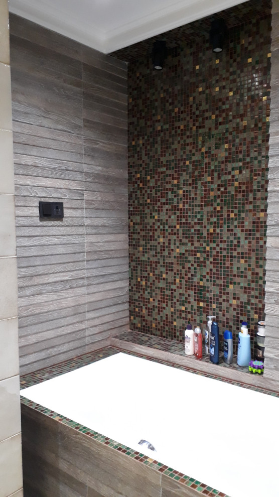 На фото: большая, узкая и длинная главная, серо-белая ванная комната в стиле фьюжн с открытыми фасадами, серыми фасадами, ванной в нише, душем над ванной, унитазом-моноблоком, разноцветной плиткой, керамической плиткой, серыми стенами, полом из керамической плитки, накладной раковиной, столешницей из искусственного камня, открытым душем, серой столешницей, тумбой под одну раковину, напольной тумбой, серым полом, многоуровневым потолком и деревянными стенами с