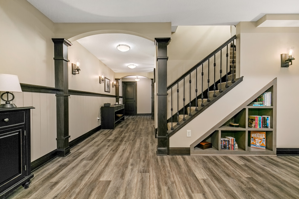 Стильный дизайн: прямая лестница в классическом стиле с ступенями с ковровым покрытием, ковровыми подступенками, металлическими перилами и панелями на стенах - последний тренд