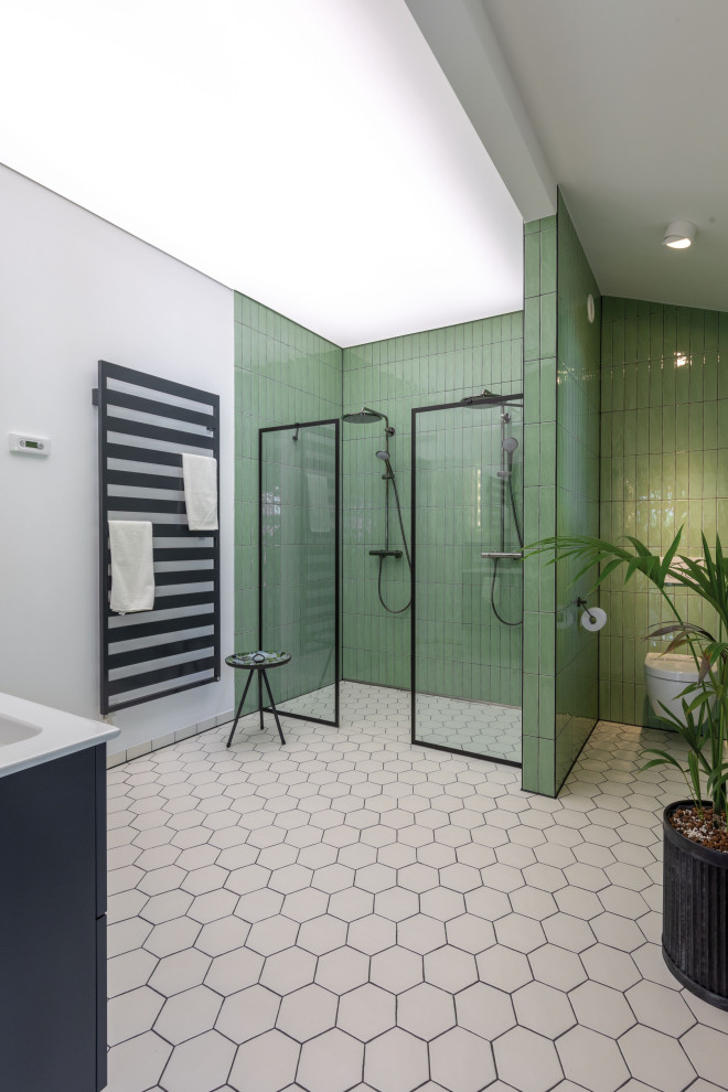 На фото: ванная комната в стиле кантри с двойным душем, зелеными стенами, открытым душем и тумбой под две раковины