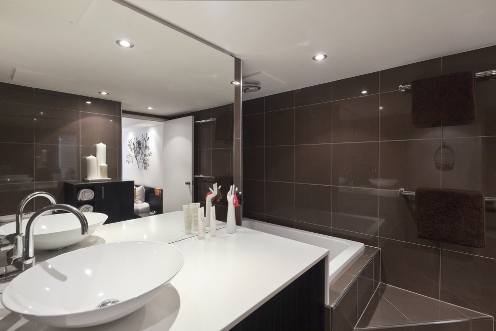 Design ideas for a modern bathroom in Canberra - Queanbeyan.