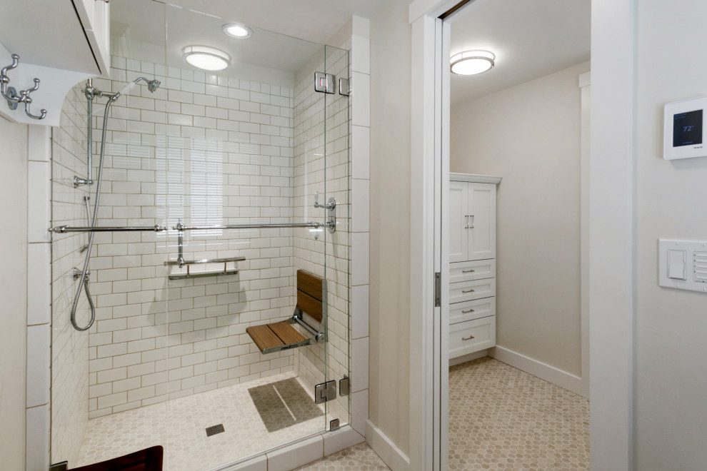 Пример оригинального дизайна: главная ванная комната среднего размера с душем в нише, белой плиткой, керамической плиткой, желтыми стенами, полом из керамогранита, бежевым полом, душем с распашными дверями, сиденьем для душа, фасадами с утопленной филенкой, белыми фасадами, унитазом-моноблоком, врезной раковиной, столешницей из искусственного кварца, бежевой столешницей, тумбой под одну раковину и встроенной тумбой