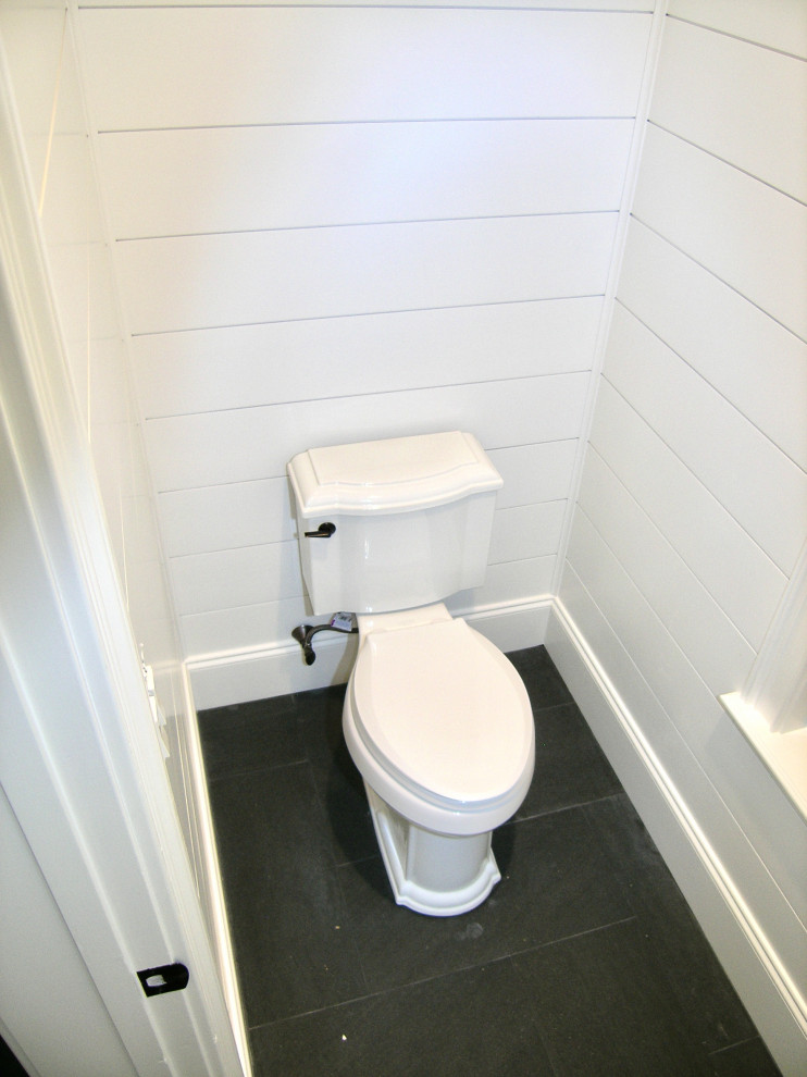 Idéer för ett stort klassiskt grå toalett, med skåp i shakerstil, skåp i slitet trä, en toalettstol med separat cisternkåpa, vit kakel, porslinskakel, vita väggar, klinkergolv i porslin, ett undermonterad handfat, bänkskiva i kvarts och svart golv
