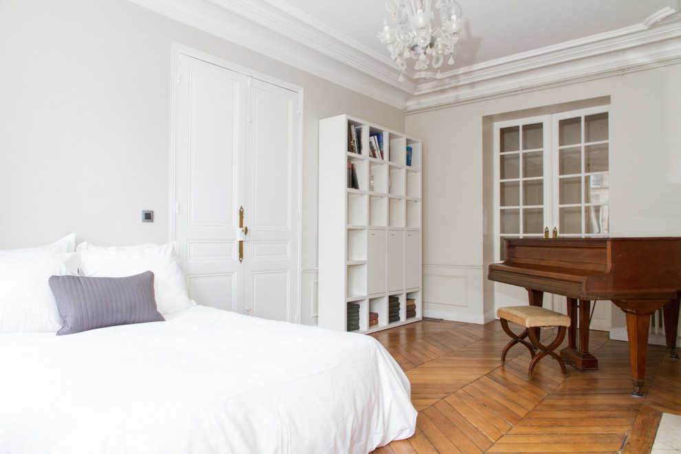 Großes Shabby-Style Hauptschlafzimmer mit weißer Wandfarbe, braunem Holzboden, beigem Boden, eingelassener Decke und vertäfelten Wänden in Paris