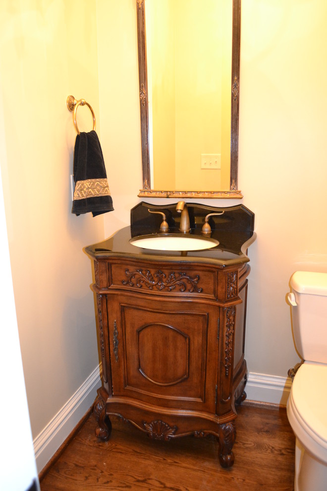 Photo of a traditional powder room in Birmingham.