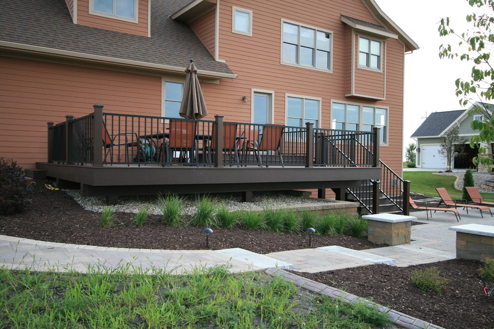 Example of a mid-sized minimalist backyard deck design