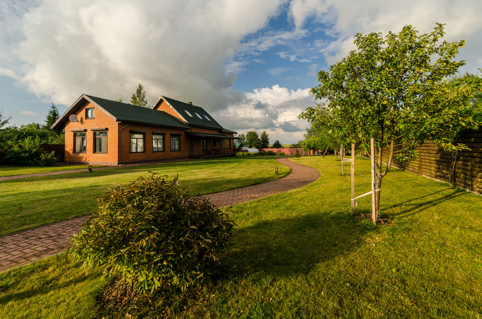 ОЧЕНЬ БОЛЬШОЙ- ШИКАРНЫЙ КОТТЕДЖ! В живописном месте, на берегу реки!