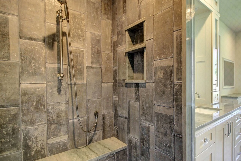 Inspiration för stora klassiska en-suite badrum, med skåp i shakerstil, vita skåp, ett fristående badkar, en dusch i en alkov, grå kakel, cementkakel, vita väggar, ett undermonterad handfat och bänkskiva i kvartsit
