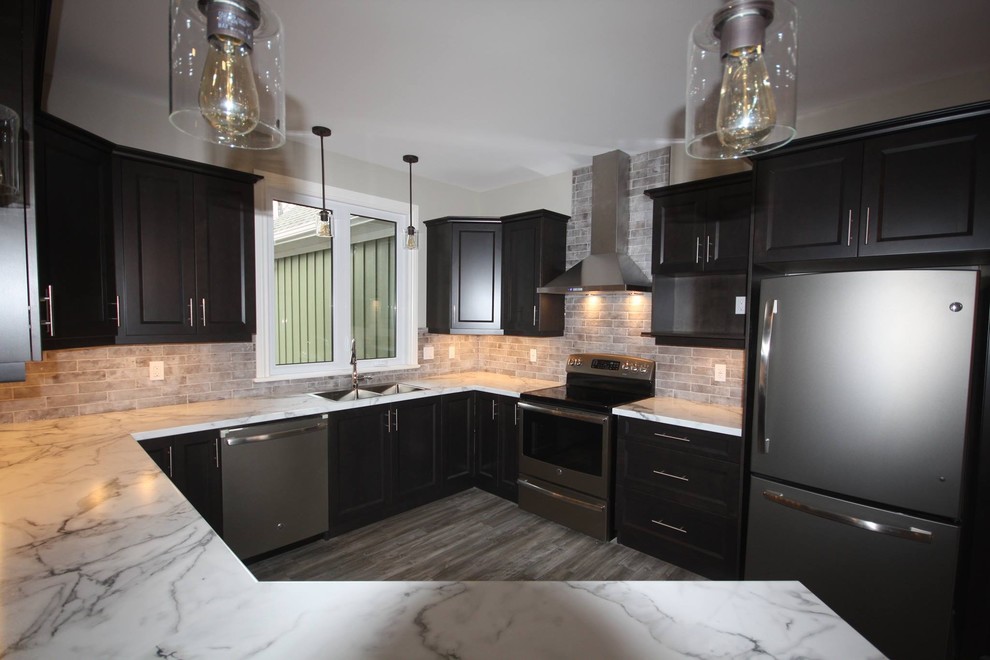 Kitchen - transitional kitchen idea in Ottawa