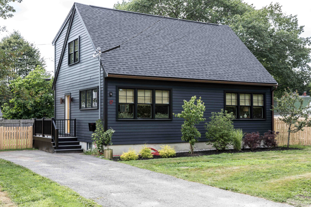 Kleines, Zweistöckiges Klassisches Einfamilienhaus mit Faserzement-Fassade, schwarzer Fassadenfarbe, Satteldach, Schindeldach, schwarzem Dach und Verschalung in Portland Maine