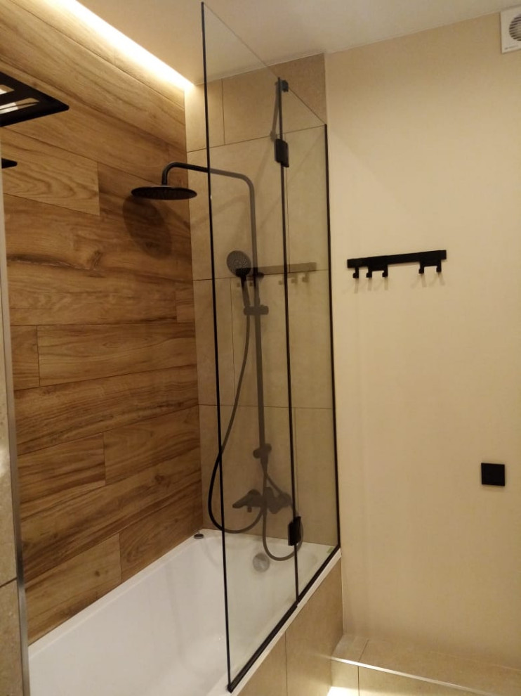 Душевые перегородки с черной фурнитурой