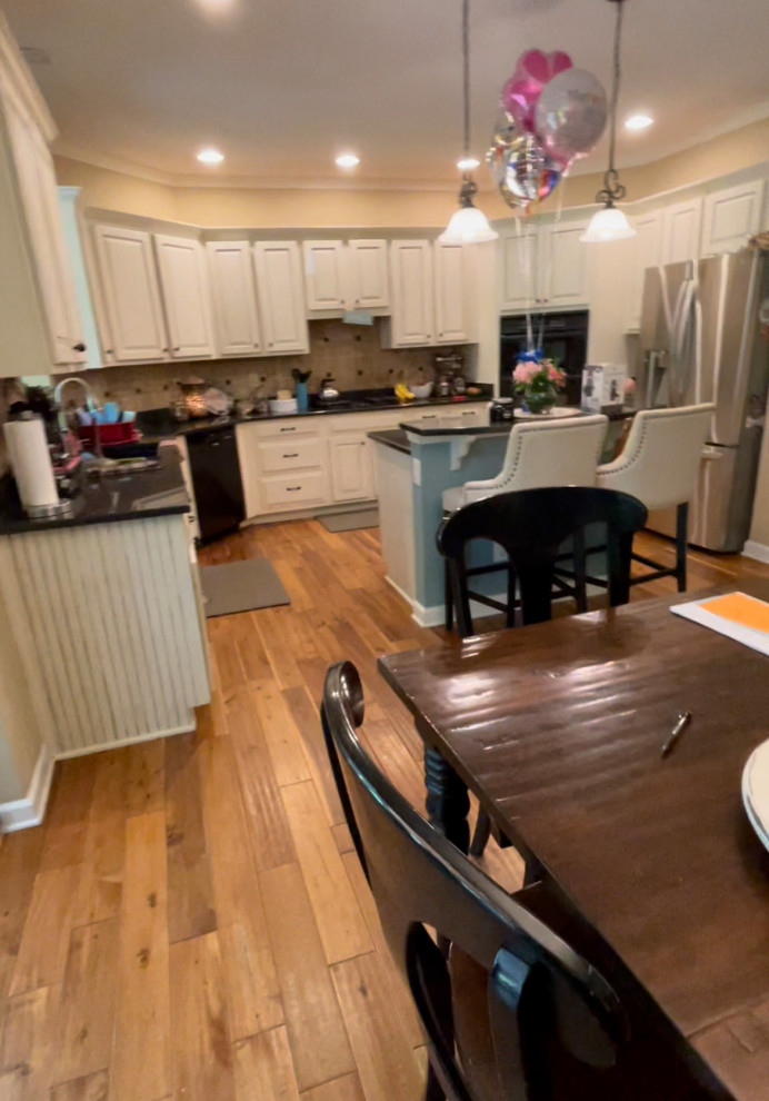 Inspiration for a transitional home design remodel in Atlanta