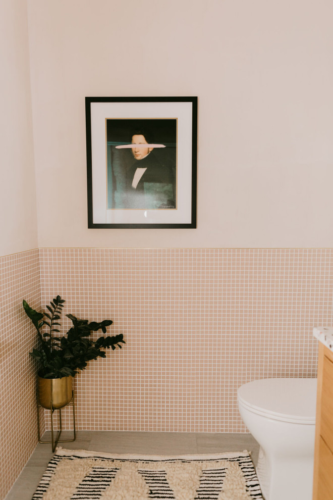 Imagen de cuarto de baño moderno con baldosas y/o azulejos rosa y baldosas y/o azulejos de vidrio