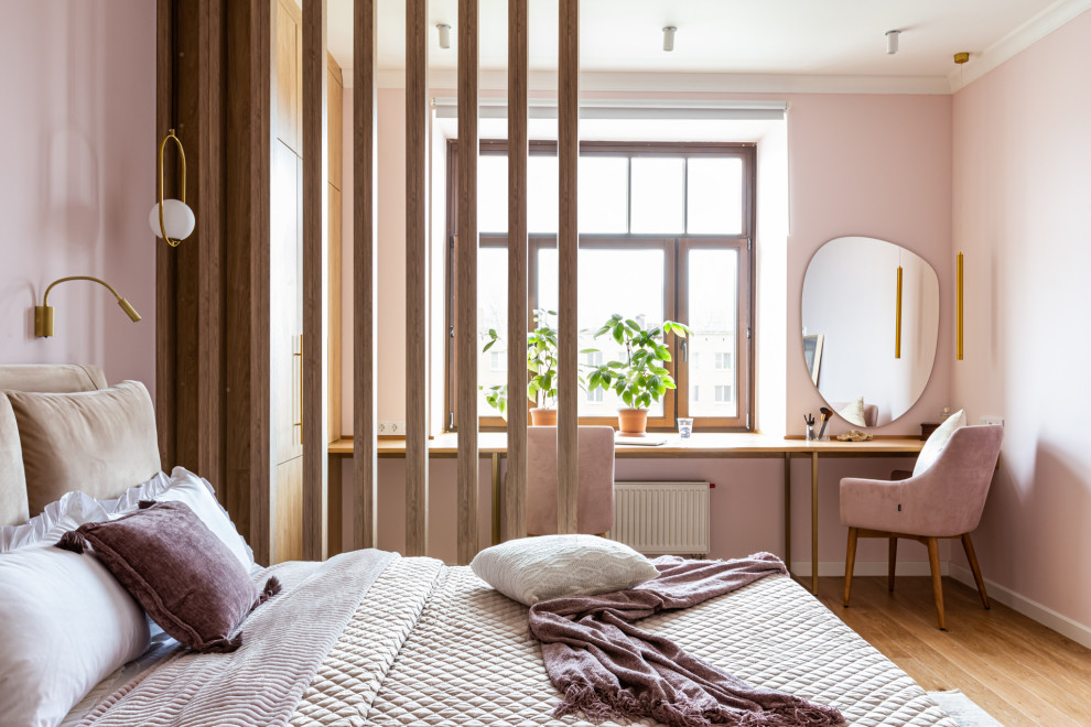 Пример оригинального дизайна: большая хозяйская спальня в белых тонах с отделкой деревом в современном стиле с розовыми стенами, паркетным полом среднего тона, бежевым полом и рабочим местом