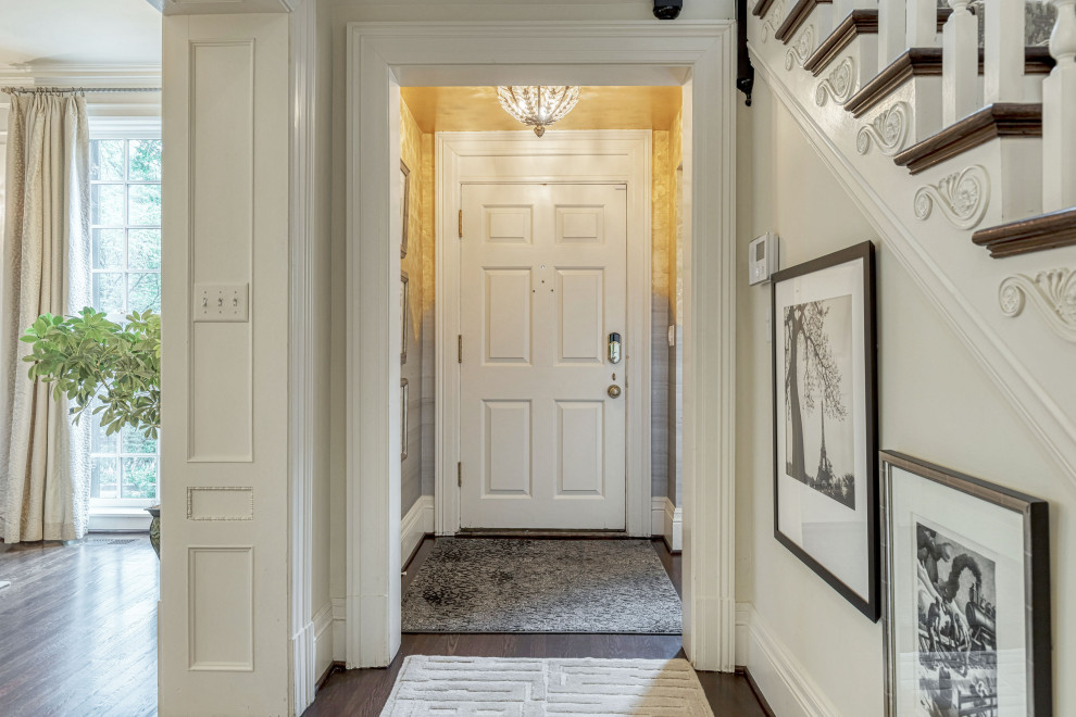 シーダーラピッズにある高級な中くらいなトラディショナルスタイルのおしゃれな玄関ドア (白いドア、濃色無垢フローリング、茶色い床) の写真