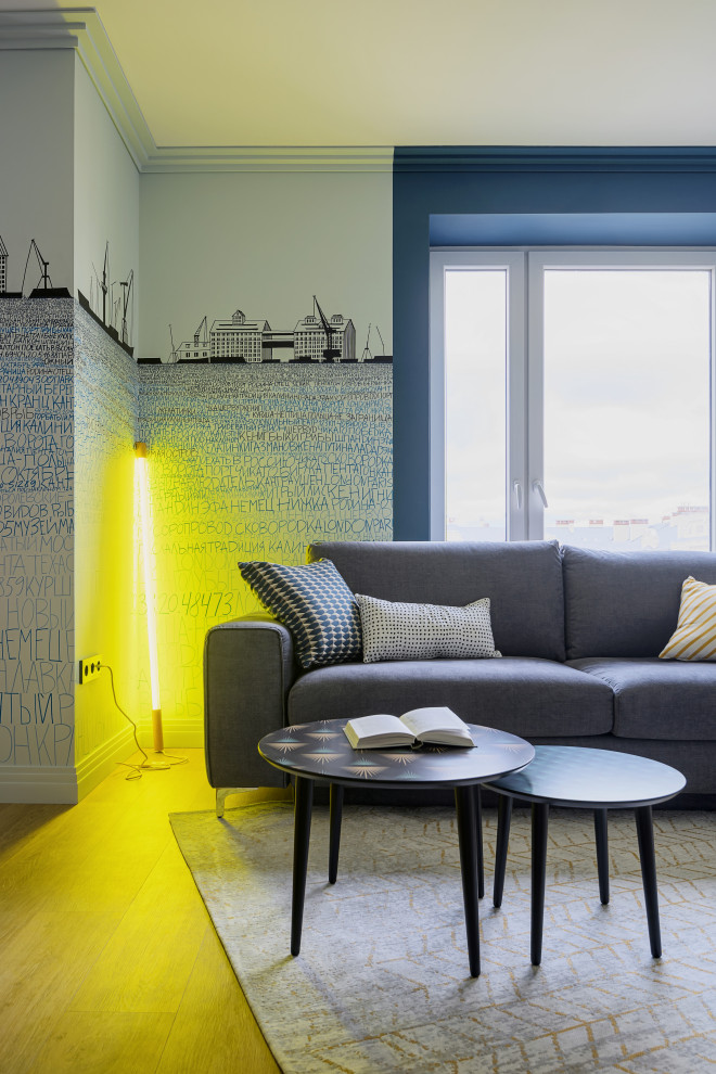 На фото: гостиная комната среднего размера в морском стиле с синими стенами, полом из винила, телевизором на стене, бежевым полом и акцентной стеной