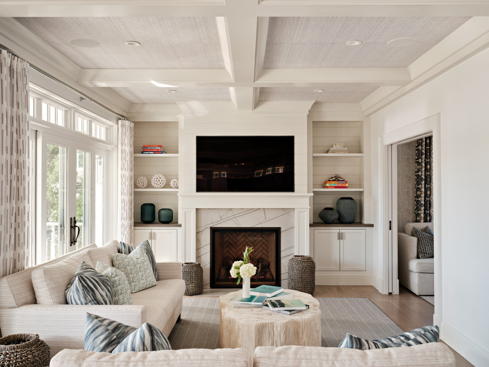Идея дизайна: изолированная гостиная комната в морском стиле с стандартным камином, телевизором на стене, кессонным потолком, белыми стенами и стенами из вагонки