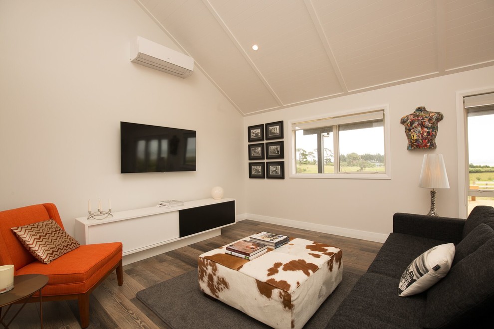 This is an example of a country family room in Auckland.