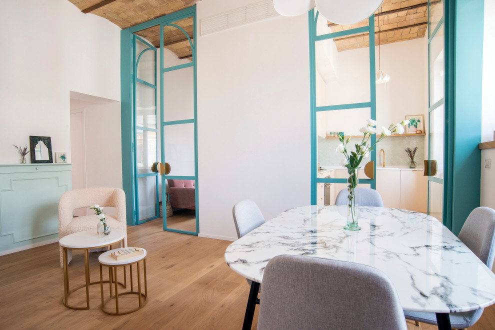 Aménagement d'une salle à manger moderne de taille moyenne avec un mur blanc, parquet clair, aucune cheminée, un sol marron et poutres apparentes.