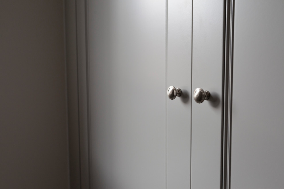 Aménagement d'une armoire encastrée moderne de taille moyenne et neutre avec un placard à porte shaker, des portes de placard grises et moquette.