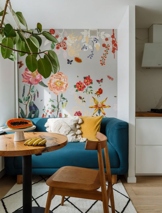 Idée de décoration pour une salle à manger ouverte sur la cuisine design de taille moyenne avec un mur blanc, sol en stratifié, un sol beige et du papier peint.