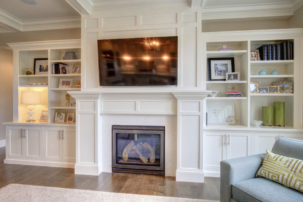 Example of a transitional home design design in Chicago