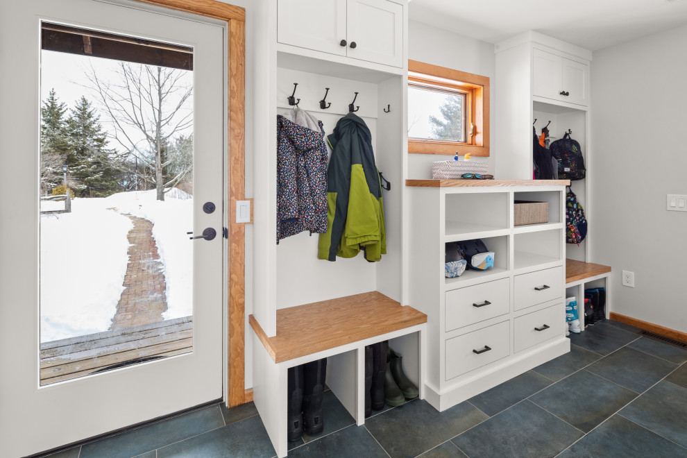 Example of a transitional entryway design in Burlington